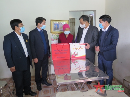 Đoàn công tác Ban Bí thư Trung ương Đảng thăm, tặng quà gia đình chính sách, người nghèo tỉnh Ninh Bình